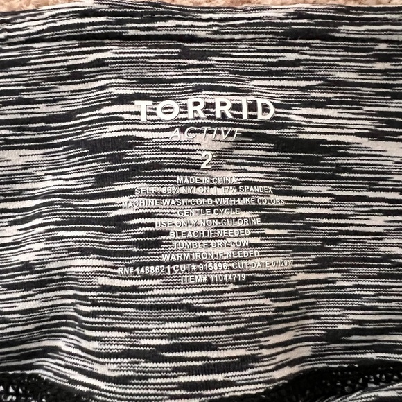 Torrid Active 7/8 Cropped Leggings - Size 2x black & white - Picture 3 of 3